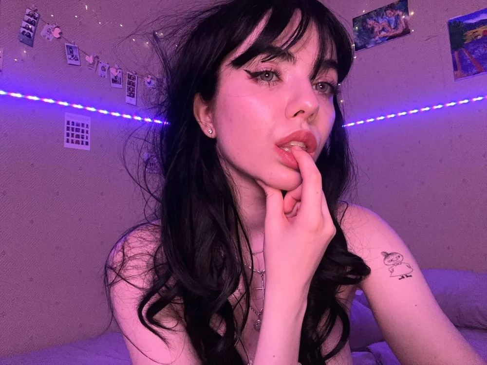 Emily_Closer's Offline Chat Room