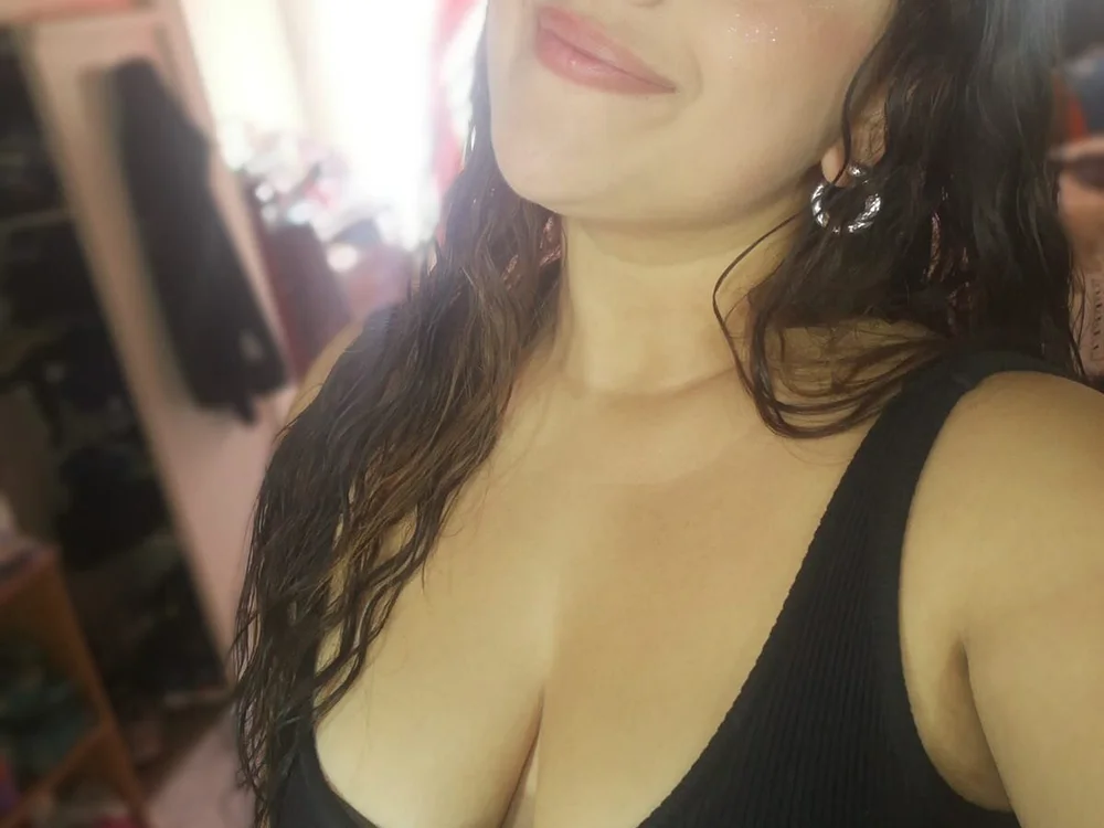 Angie_Cruhs_ch's Offline Chat Room