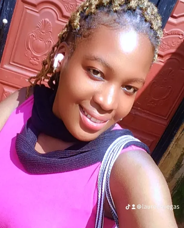 Laureen254's Offline XXX Chat