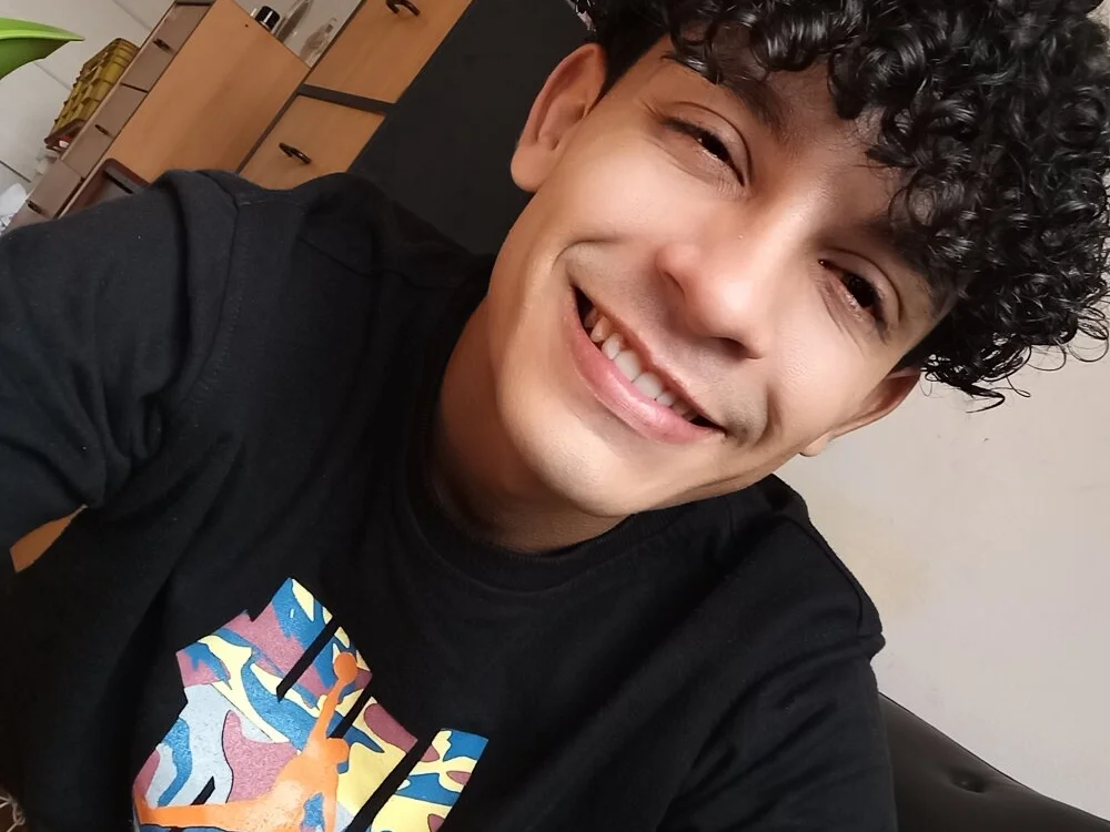 Jovyoneblood_26's Offline Chat Room