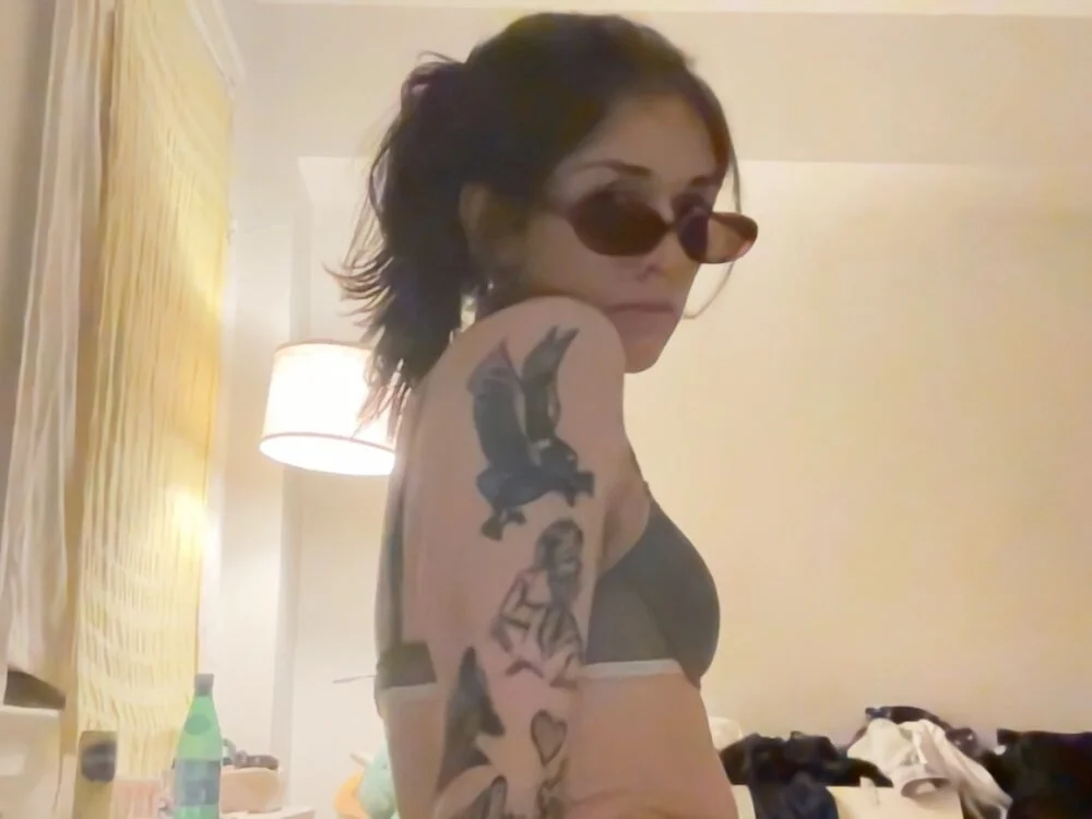 emmy_bunny Adlı Modelin Çevrimdışı XXX Sohbeti