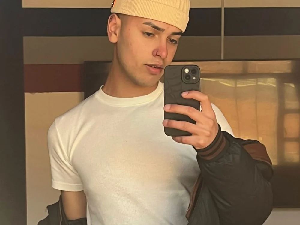 Kairo_Tay1 Adlı Modelin Çevrimdışı Sohbet Odası