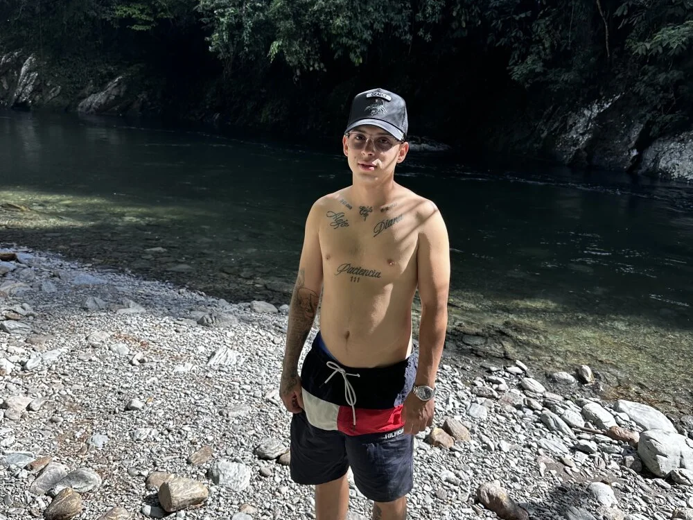 Cristopher1112 Offline XXX-chat