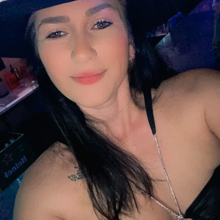 LauraSantos2000's Offline Chat Room