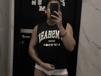 musclegirllovesdick's Offline Chat Room