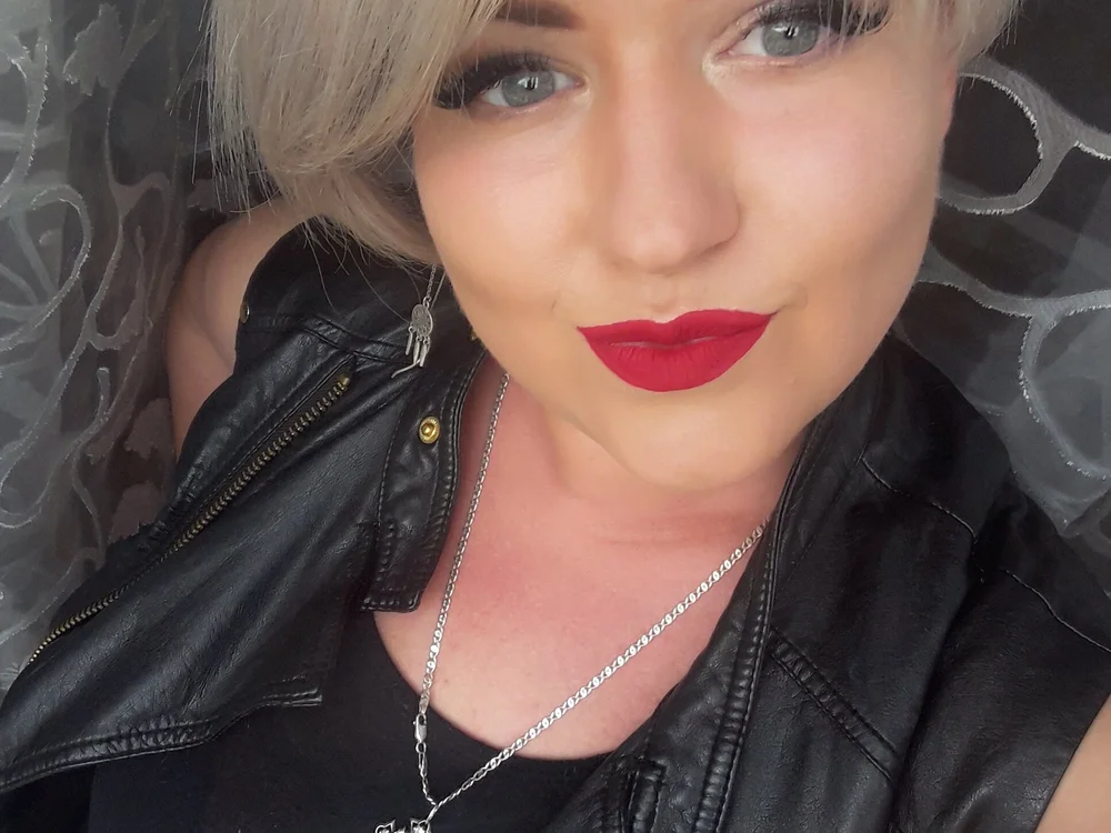 YulliaRed's Offline Chat Room