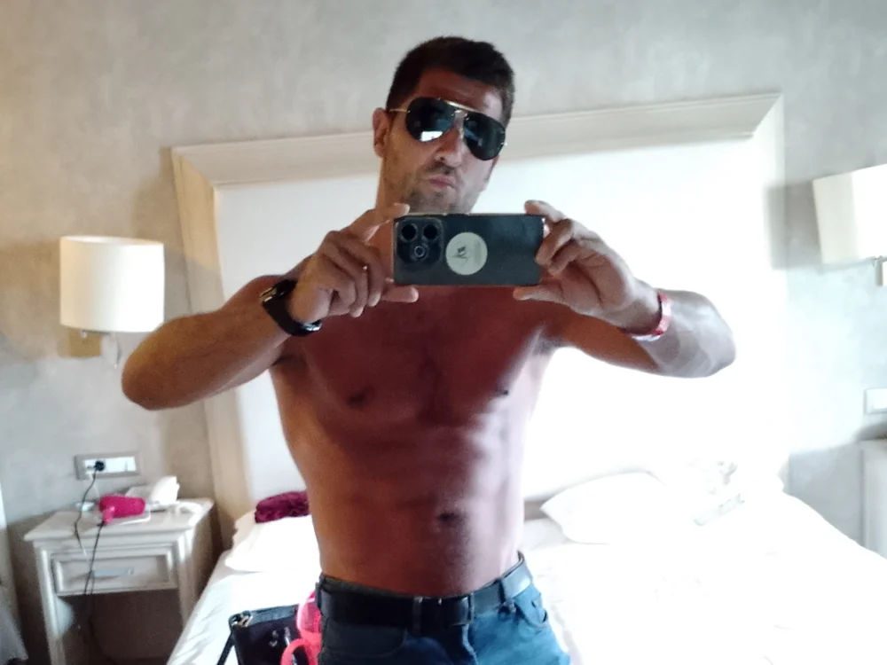 AdamJony19 離線 XXX 聊天