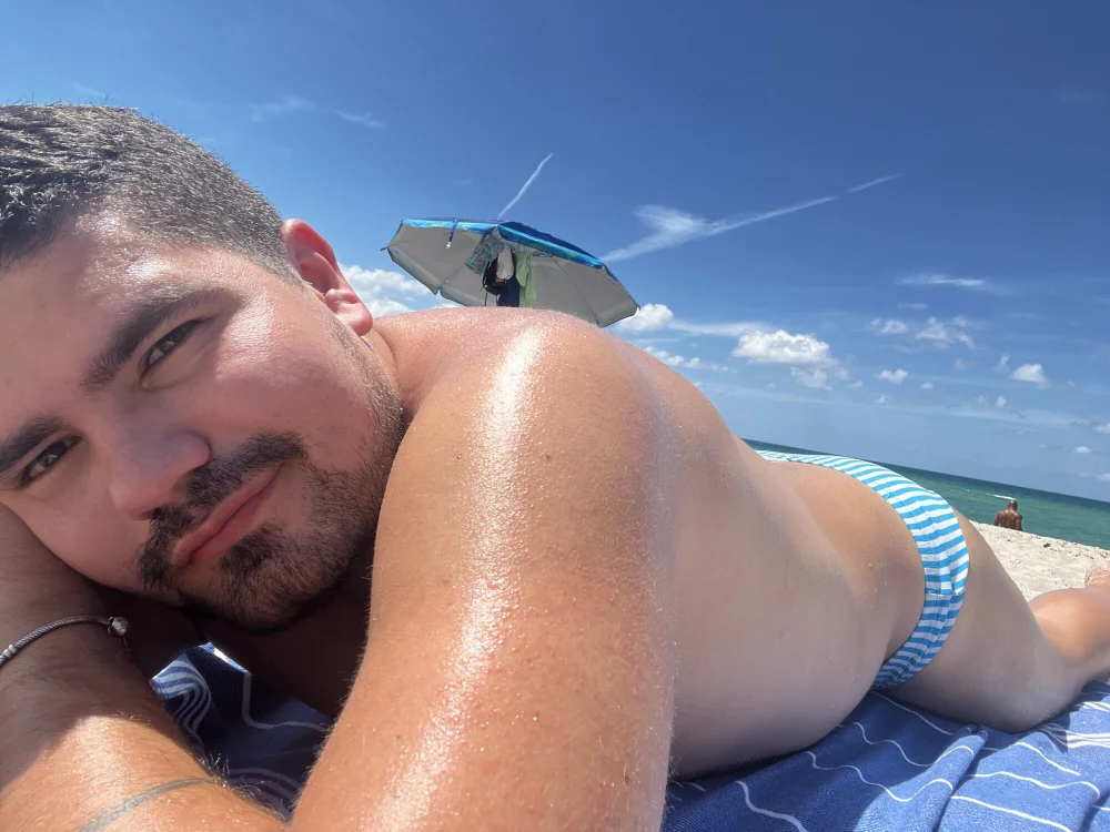 Colombianguy23's Offline Chat Room