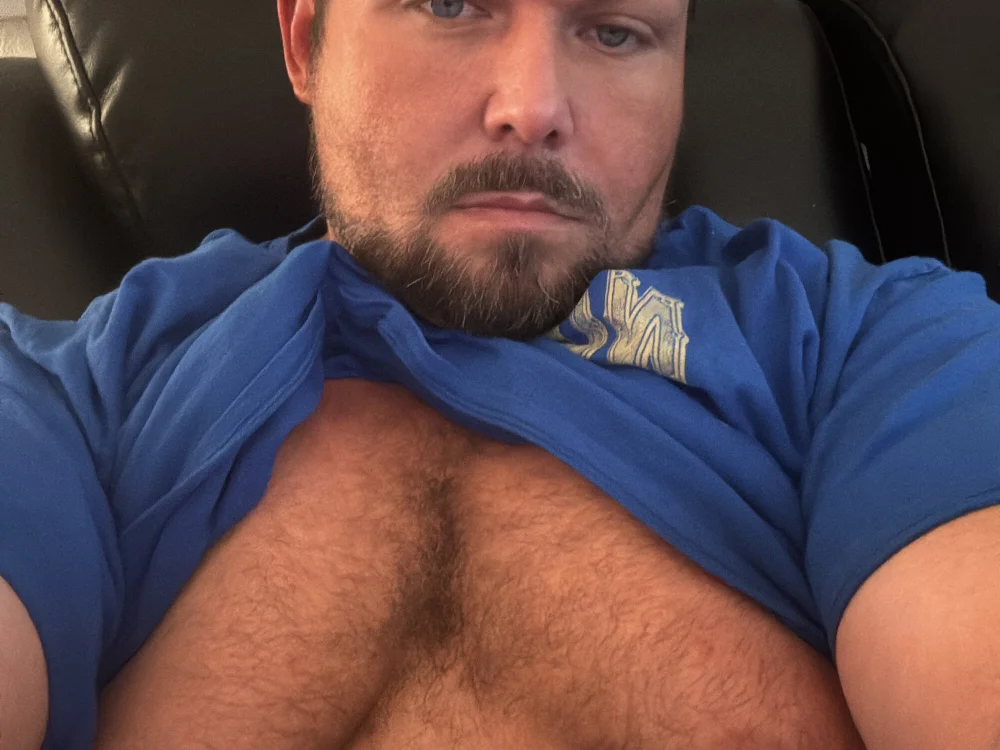 daddybearman's Offline Chat Room