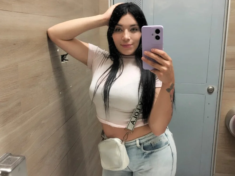 Mia_Hidalgo_'s Offline Chat Room