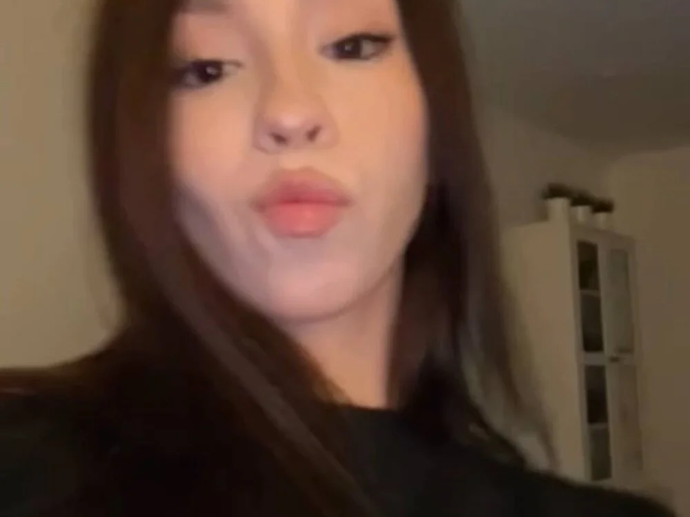 Emilllycutemurr's Offline XXX Chat