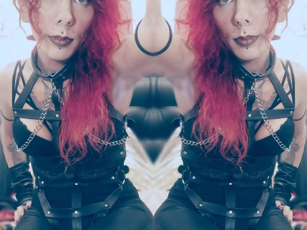 aSnakeGoddess' Offline Chat Room