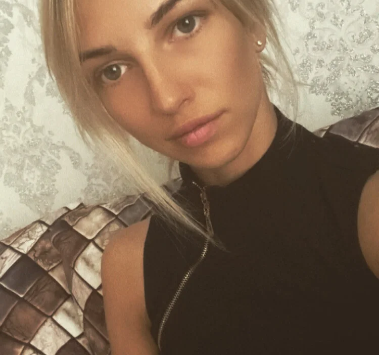 Adelina0001 Offline XXX-Chat