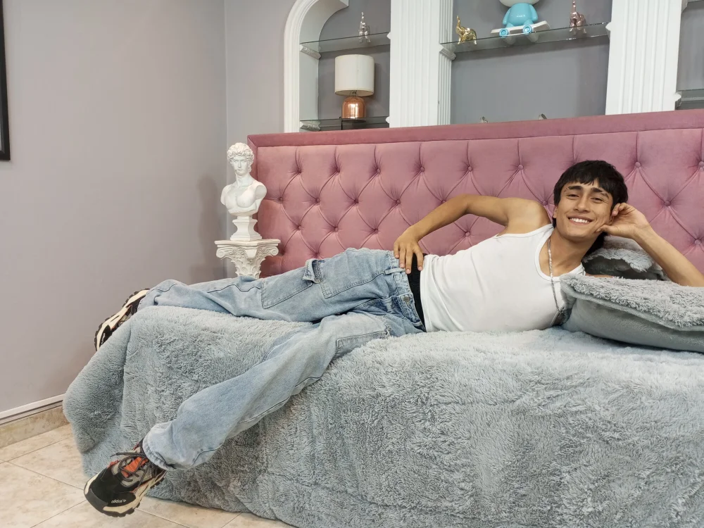 zafiro_boy's Offline XXX Chat