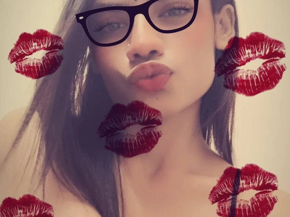 צ'אט XXX לא מקוון של Chinki_Minki_