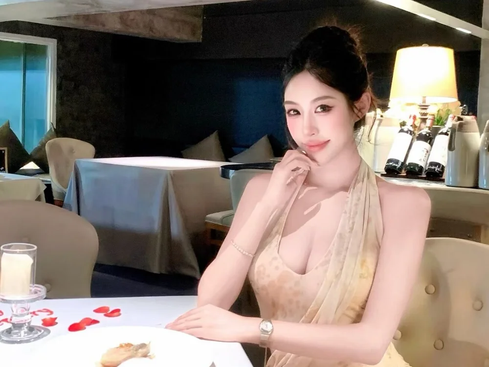 Emily-666 離線 XXX 聊天