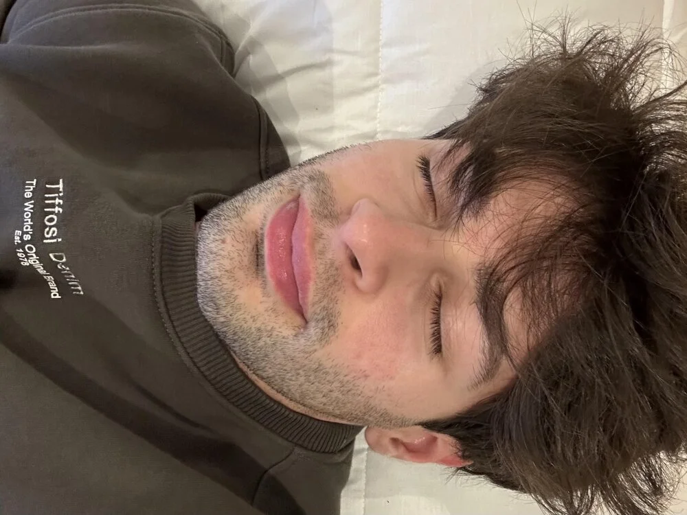 Leo_Justin25 Adlı Modelin Çevrimdışı XXX Sohbeti