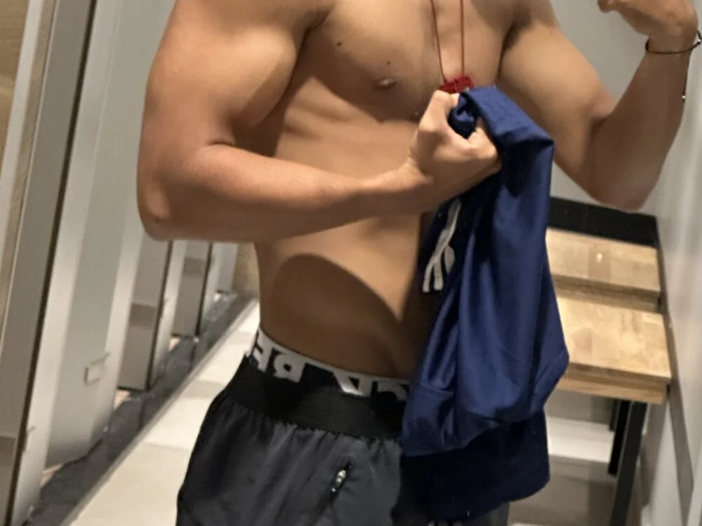 hardbody_19 Offline XXX Chat