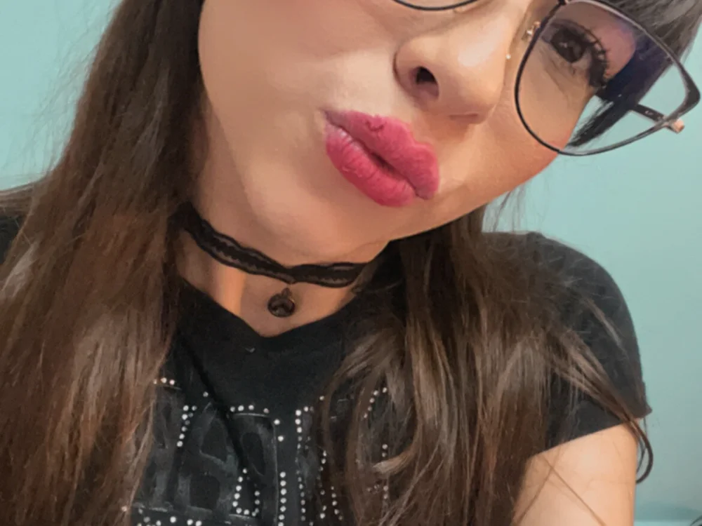 LIZARATCHEL's Offline Chat Room