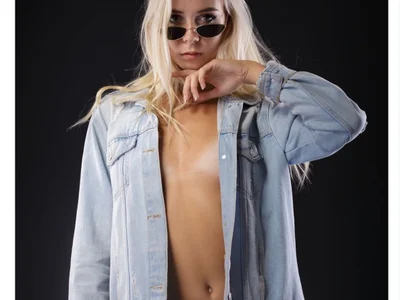 Sexxy_touch Female Moderatelypricedcam2cam Free Webcam Striptease