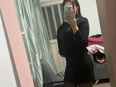 Xiomi_milf Female Brunette Live Cam Chat