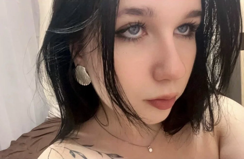 Lovee_Lace's Offline Chat Room