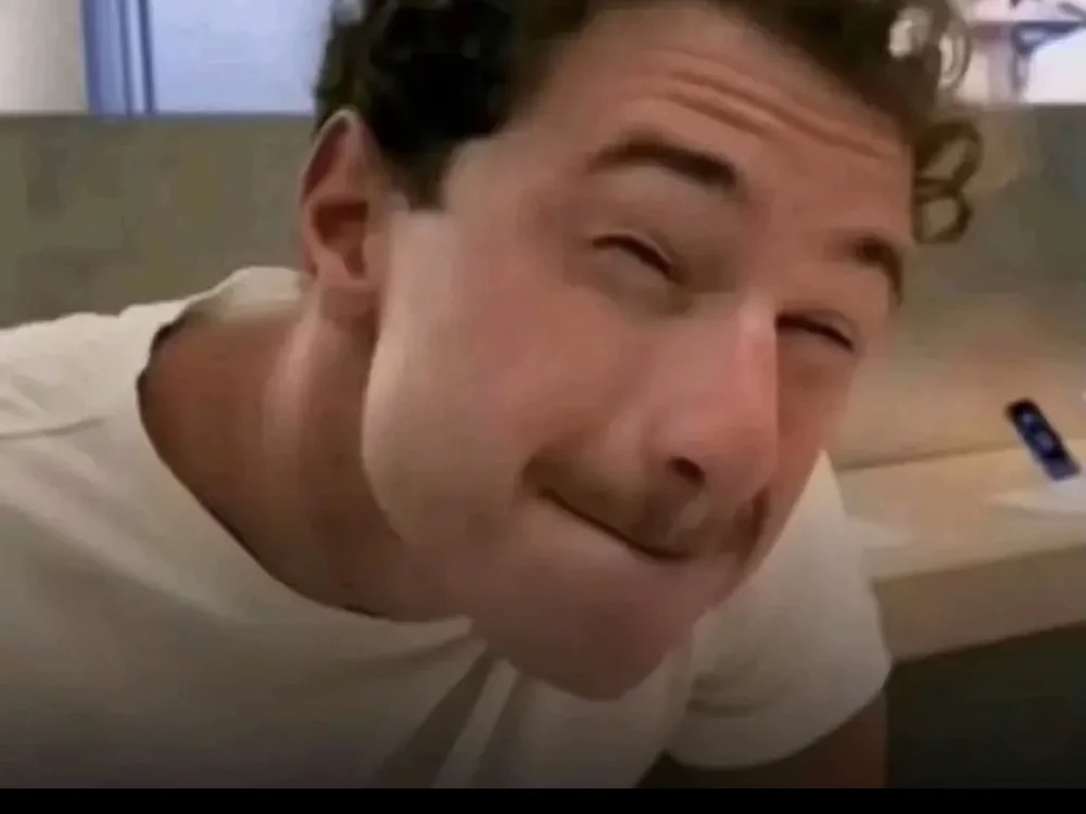 eltagged19980's Offline Chat Room