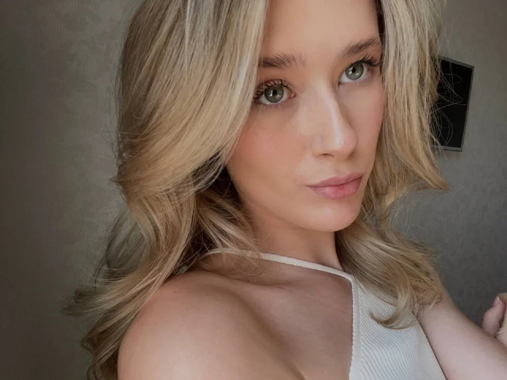 Bilik Sembang Luar Talian Blonde_strict