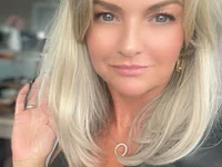 Holly-BlondeMILF44 webcam model