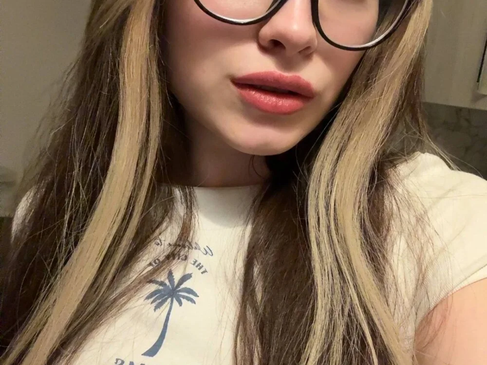 EmilyyyBridgettt অফলাইন XXX চ্যাট