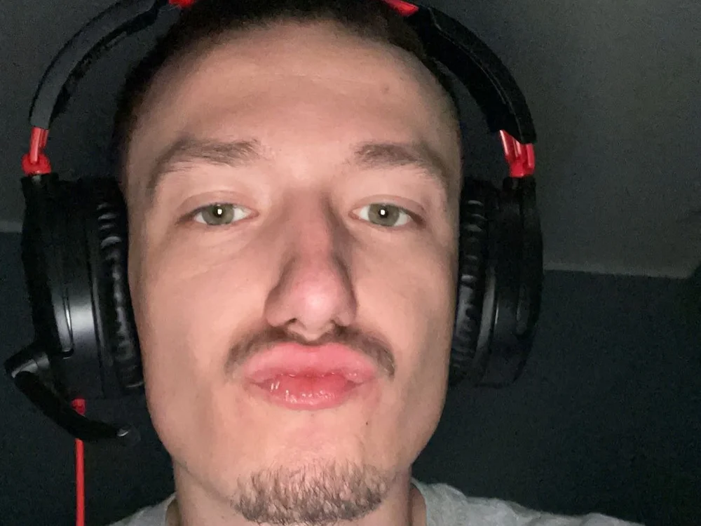 Freaky_420couple's Offline Chat Room