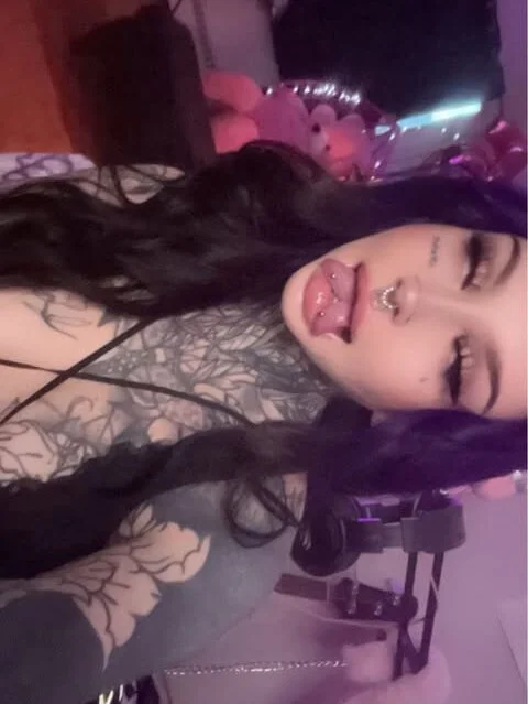 bambitatted's Offline XXX Chat