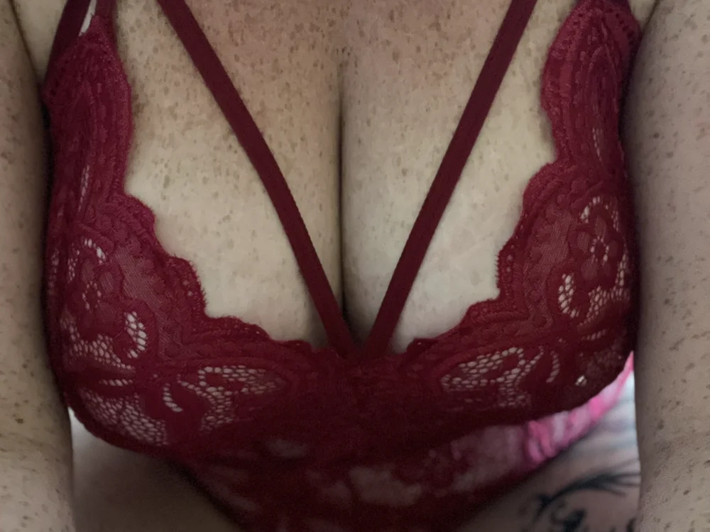 Busty_Milf_Ruby31's Offline Chat Room