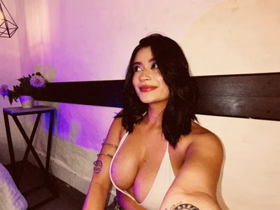 Lucia_velez - medium hair