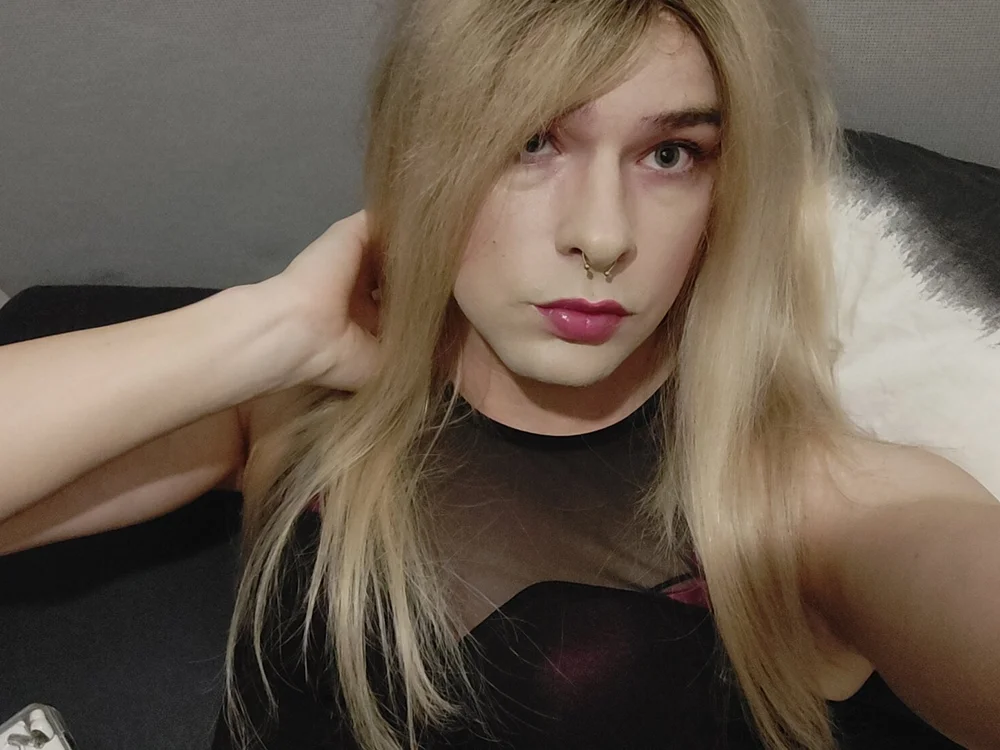 SluttyLaura99's Offline Chat Room