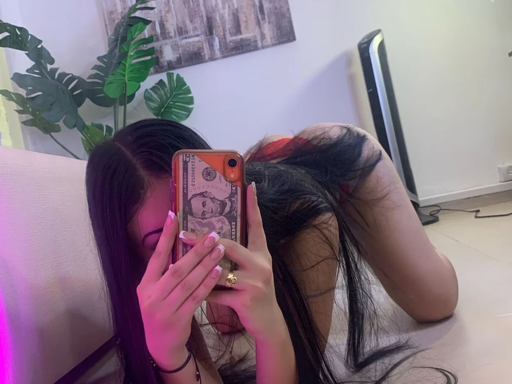 layla_jones' Offline Chat Room