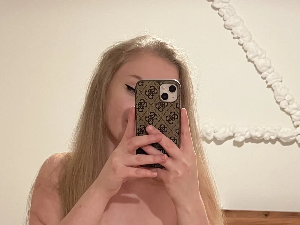 Blond_queen21 offline chatrum