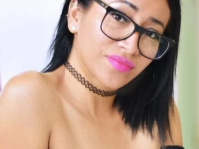Horny_wiffe Female Colombianmilfs Strip Cam