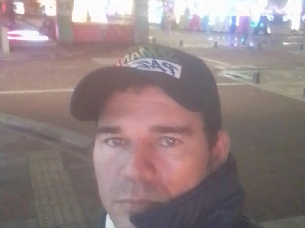 luis1229 Adlı Modelin Çevrimdışı Sohbet Odası