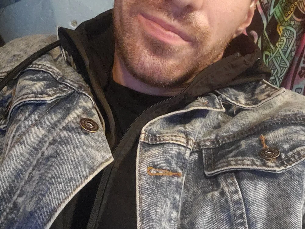 دردشة YourAddicted2 الجنسية دون اتصال