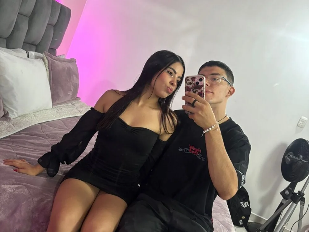 emy_and_dylan's Offline XXX Chat