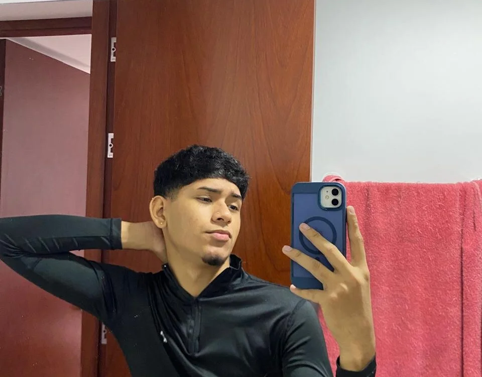 logan_andrew's Offline XXX Chat