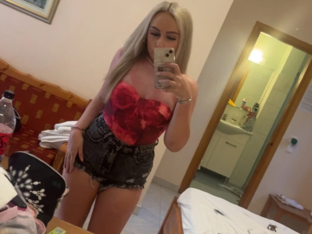 Scarletbxn Offline XXX chat