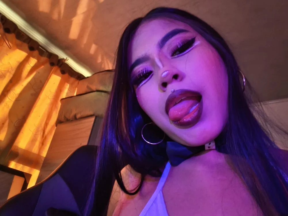 CAATIISQUIIRT's Offline XXX Chat