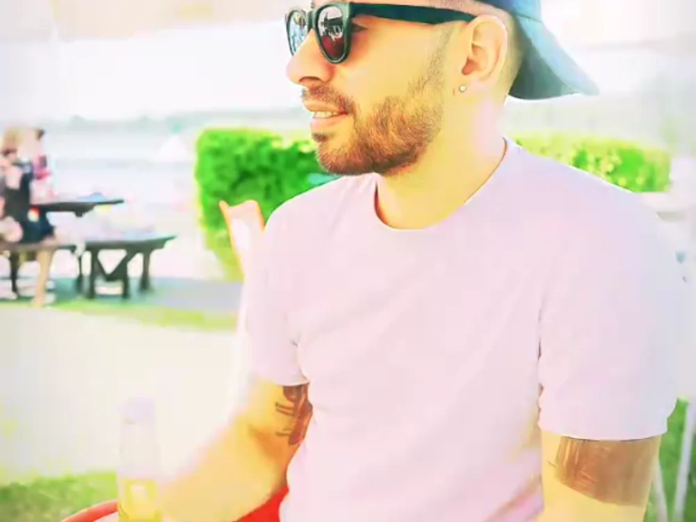 JohnVargX 離線 XXX 聊天