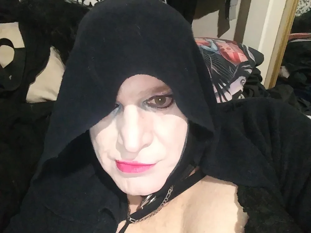 Nikkifixated's Offline Chat Room