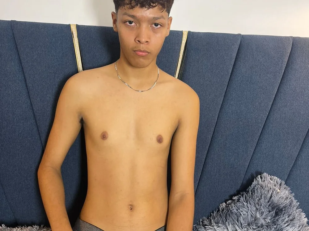 gabo_cum21's Offline XXX Chat