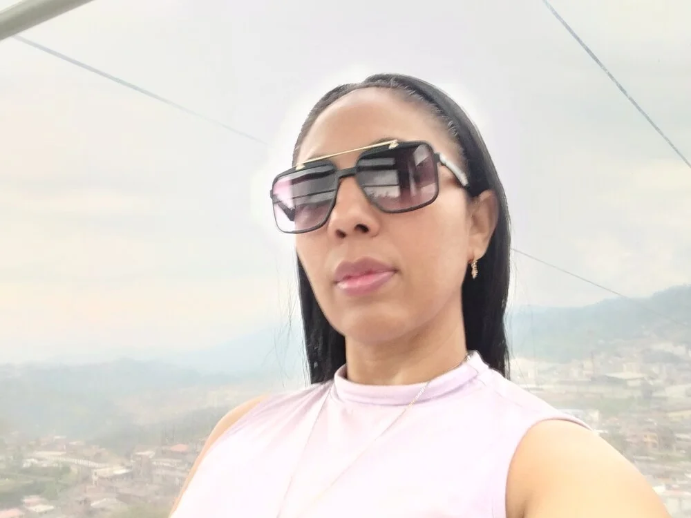 Bella_lovexxx's Offline XXX Chat