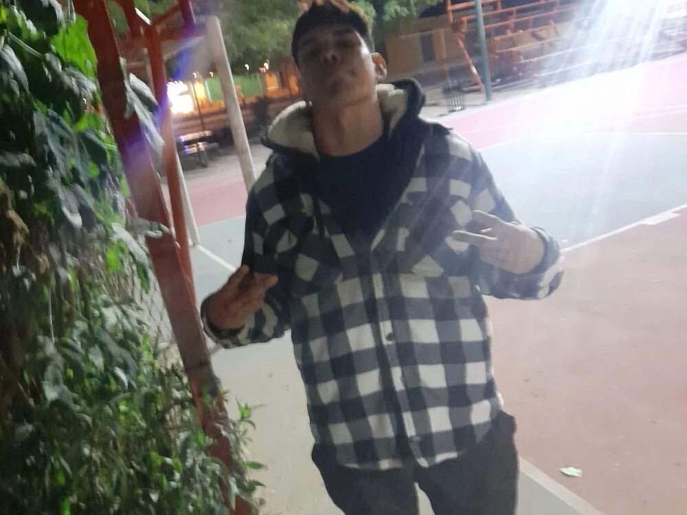 Aguilarcruzkevin31 Adlı Modelin Çevrimdışı XXX Sohbeti