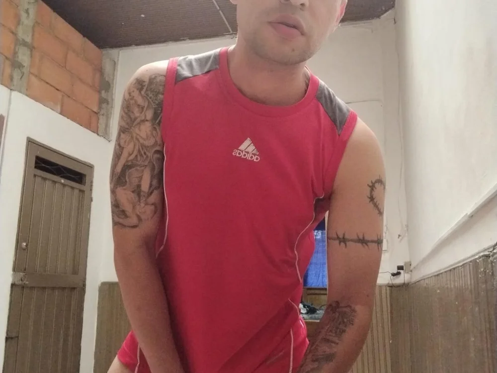 Erooss94's Offline XXX Chat